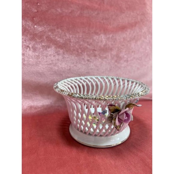 Lattice Ceramic Basket with hand painted flowers - Picture 4 of 7